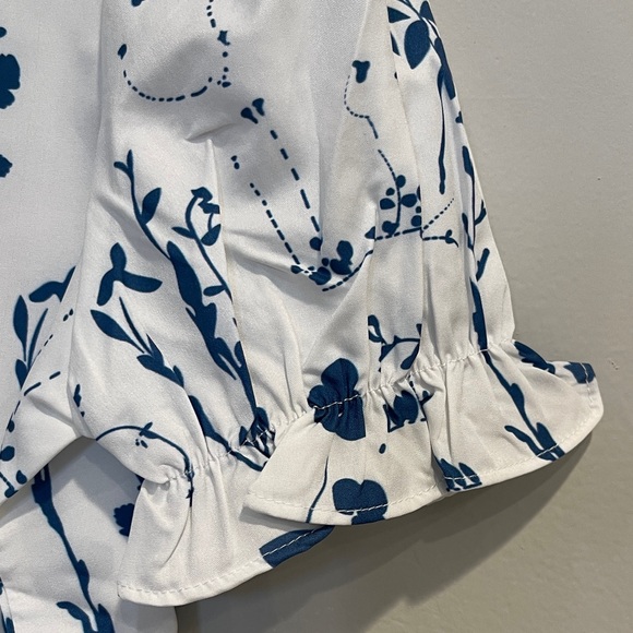 NWT Arroyo & Amber Lace Trim Floral Blouse Size M - Picture 4 of 7